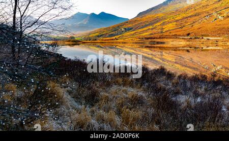 Mount Snowdon visto da Llyn Mymbyr, in Gwynedd ma vicino a Capel Curig che è nella contea di Conwy. Immagine presa nel novembre 2019. Foto Stock