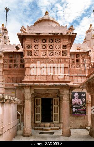 03 nov 2019 Sand stone carving sull'ingresso principale di Chandraprabhu Digambar Jain Jinalay Bavan del XII secolo Chandraprabhu(ottavo Tirthankara) a Bhiloda Foto Stock