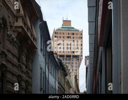 Milano, Italia. Vista della Torre Velasca edificio. Foto Stock