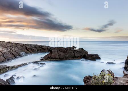 Fotografie con lunghi tempi di esposizione seascape all'alba, Playa Paraiso, Costa Adeje, Tenerife, Isole Canarie, Spagna Foto Stock