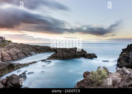 Fotografie con lunghi tempi di esposizione seascape all'alba, Playa Paraiso, Costa Adeje, Tenerife, Isole Canarie, Spagna Foto Stock