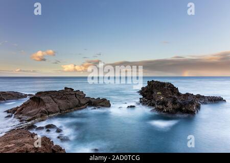 Fotografie con lunghi tempi di esposizione seascape all'alba, Playa Paraiso, Costa Adeje, Tenerife, Isole Canarie, Spagna Foto Stock