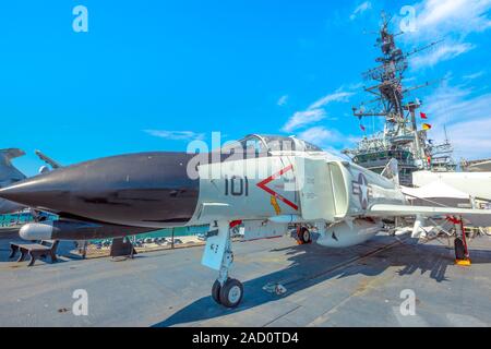 San Diego, il Navy Pier, California, Stati Uniti d'America - 1 Agosto 2018: Grandi aeromobili di USS Midway corazzata a San Diego base. È stata la più lunga che serve di aeromobili Foto Stock