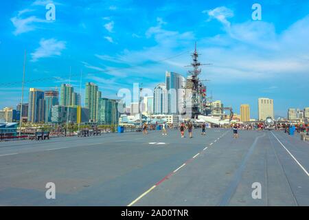 San Diego, il Navy Pier, California, Stati Uniti d'America - 1 Agosto 2018: Il ponte di volo della USS Midway, una guerra fredda nave da guerra a San Diego base. Essa è stata la più lunga Foto Stock