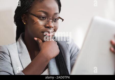 Cleseup Ritratto di consulente finanziario in bicchieri con tavoletta digitale Foto Stock