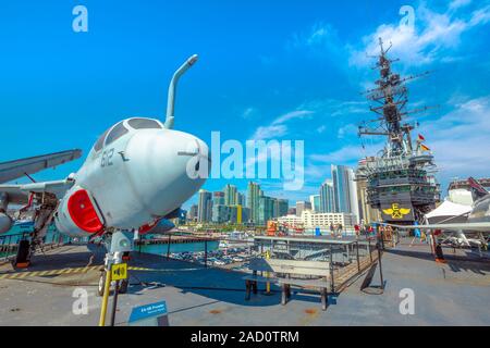 San Diego, il Navy Pier, California, Stati Uniti d'America - 1 Agosto 2018: jet fighter di USS Midway corazzata a San Diego base. È stata la più lunga che serve di aeromobili Foto Stock