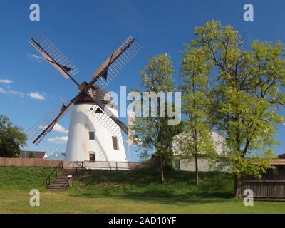 In Austria il più antico mulino a vento a Podersdorf sul lago di Neusiedl Foto Stock