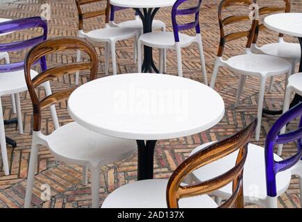 Outdoor Cafe vuoto tavoli e sedie Foto Stock