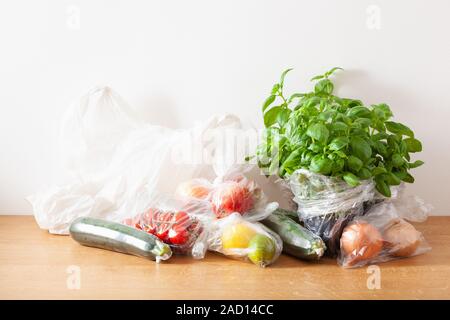 Uso singola i rifiuti plastici problema. Frutta e verdura in sacchetti di plastica Foto Stock