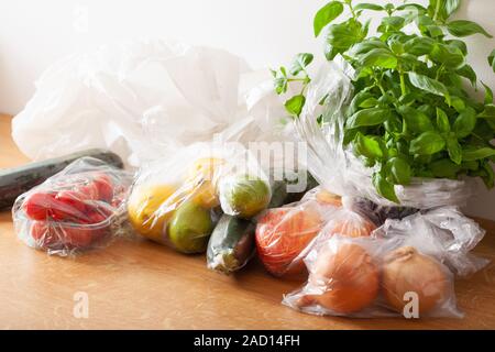 Uso singola i rifiuti plastici problema. Frutta e verdura in sacchetti di plastica Foto Stock