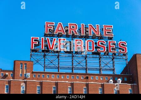 Montreal, Canada - 19 Settembre 2019: Farine Cinque Rose segno oltre il cielo blu Foto Stock