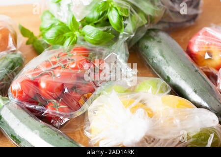 Uso singola i rifiuti plastici problema. Frutta e verdura in sacchetti di plastica Foto Stock