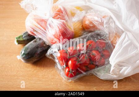 Uso singola i rifiuti plastici problema. Frutta e verdura in sacchetti di plastica Foto Stock