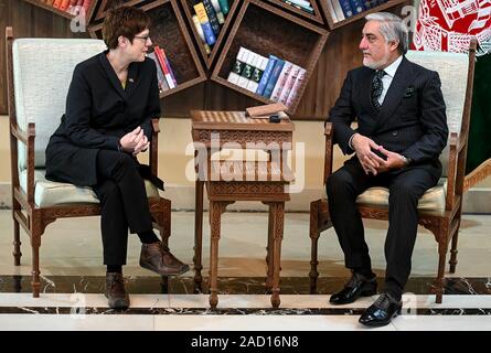 A Kabul, Afghanistan. 03 Dic, 2019. Annegret Kramp-Karrenbauer (CDU), il Ministro della difesa, si incontra con il governo dell'Afghanistan direttore Abdullah Abdullah. Credito: Britta Pedersen/dpa-Zentralbild/dpa/Alamy Live News Foto Stock