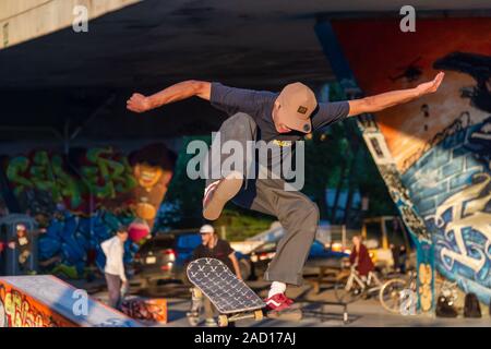 Montreal, Canada - 19 Settembre 2019: giovane guidatore di skateboard facendo un trick jumping al Van Horne skatepark Foto Stock