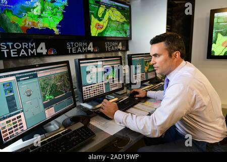 Metereologo lavorando su un previsioni meteo previsione per un Washington DC stazione televisiva Foto Stock