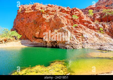 Ormiston Gorge e cancelletto a piedi in West MacDonnell Ranges National Park, il Territorio del Nord, l'Australia, Outback Red Centre. Ormiston Gorge è un Foto Stock