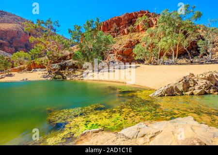 Scenario paesaggistico di Ormiston Gorge foro di acqua con ghost gum in West MacDonnell Ranges, Territorio del Nord, l'Australia. Ormiston Gorge è un posto fantastico Foto Stock