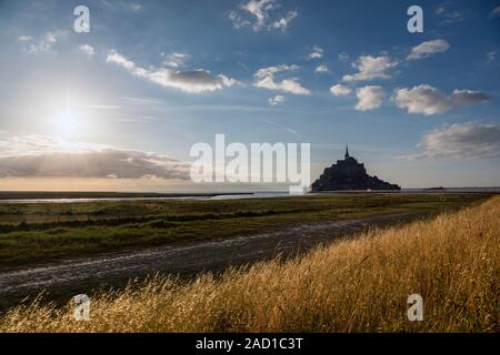 Sole di sera sul Mont Saint-Michel, Normandia, Francia Foto Stock