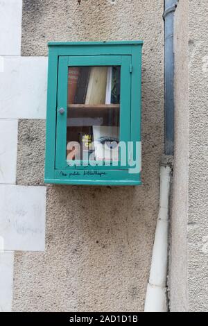 Amboise, Francia - 16 Ottobre 2019: Il mio piccolo pubblico francese e la libreria gratuita per esterno Foto Stock