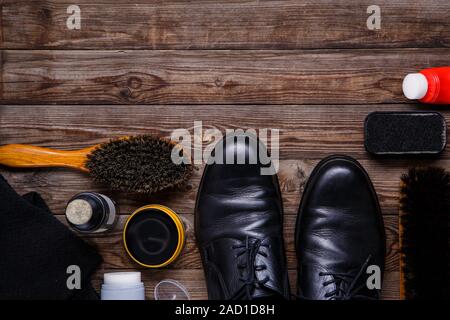 Calzatura cera, spazzola e il boot Foto Stock