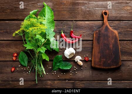 Il decapaggio di cetrioli ingredienti, erbe aromatiche, spezie, vista dall'alto, stile rustico Foto Stock