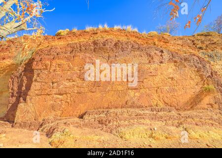 Sito sacro di ocra box un minerali formazione di roccia ocra in West McDonnell Ranges, Territorio del Nord, l'Australia centrale lungo il Larapinta Trail. Foto Stock