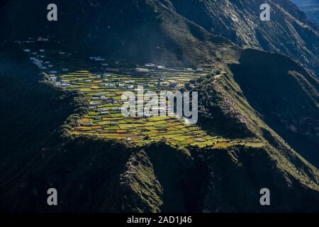 Vista aerea del villaggio Phortse, illuminato dal primo sole del giorno Foto Stock