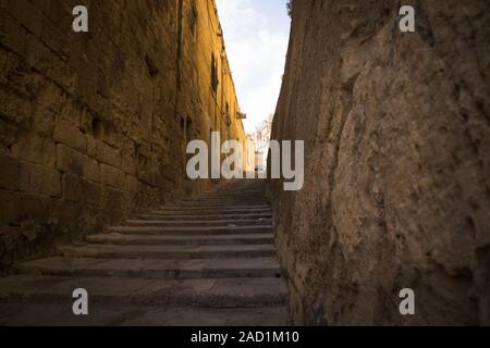 Tipica strada stretta con scale nella città di La Valletta sull isola di Malta Foto Stock