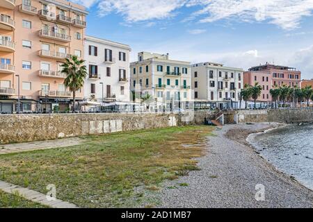 Civitavecchia, Italia - 30 Ottobre 2019: una vista di Civitavecchia, noto anche come "porto di Roma", mostrando il Pirgo spiaggia e la strada costiera Thaon D Foto Stock