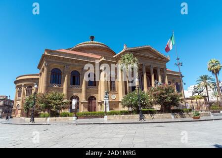 Il famoso Teatro Massimo di Palermo, è uno dei più grandi deuropa teatri Foto Stock