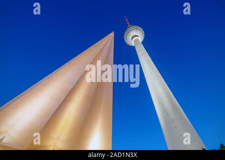 Altra vista sulla famosa torre della televisione di Berlino di notte Foto Stock