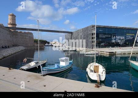 Nuova porta con barche da pesca e moderne MUCEM museo, progettato da Rudy Ricciotti (2013) & (a sinistra) Fort Saint Jean a Ent a Vieux Port Marsiglia Francia Foto Stock