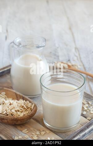 Vegano Latte di avena, senza prodotti caseari alternativa il latte in una piccola bottiglia di close up Foto Stock