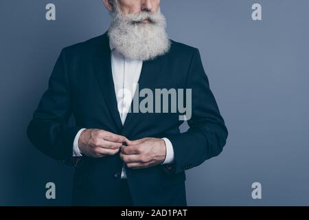 Vista ritagliata ritratto della sua egli bella attraente alla moda, grave contenuto grey-haired uomo macho indossando tux pulsante di fissaggio preparazione isola Foto Stock