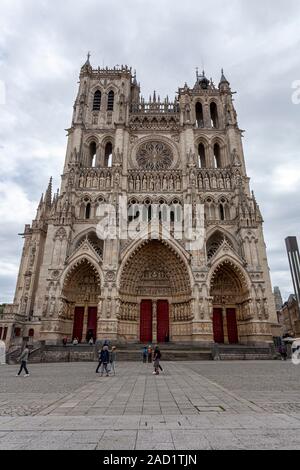 La vista in elevazione frontale e l'arco di porta di ingresso alla Cattedrale Notre Dame d'Amiens, Piccardia, Francia Foto Stock