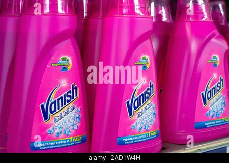 Tyumen, Russia-avg 25, 2019: Prodotti di ipermercato Vendita svaniscono candeggina e smacchiatori bevande in negozio metro cash and carry. Foto Stock