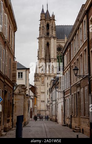 Vista sulla strada della Cattedrale Notre Dame d'Amiens, Piccardia, Francia Foto Stock