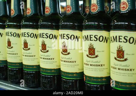 Tyumen, Russia-avg 25, 2019: Prodotti di ipermercato Vendita jameson bevande in negozio metro cash and carry. Jameson Whiskey alcolici store vendita Foto Stock