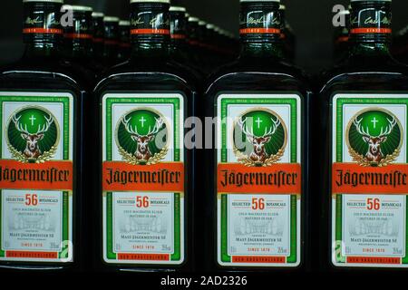 Tyumen, Russia-avg 25, 2019: Prodotti di ipermercato Vendita Jagermeister bevande in negozio metro cash and carry. Bottiglia di Jagermeister Foto Stock
