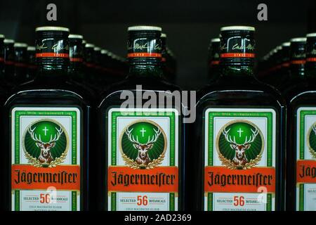 Tyumen, Russia-avg 25, 2019: Prodotti di ipermercato Vendita Jagermeister bevande in negozio metro cash and carry. Bottiglia di Jagermeister Foto Stock