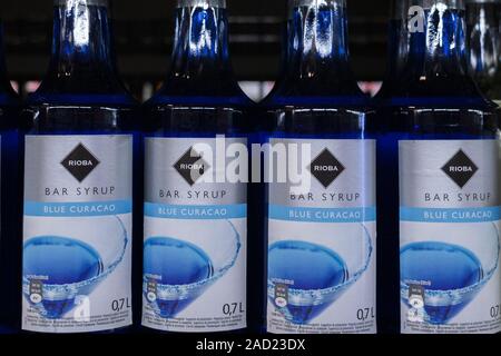 Tyumen, Russia-avg 25, 2019: Prodotti di ipermercato Vendita Rioba sciroppo di bevande in negozio metro cash and carry. Sciroppo per fare cocktail Foto Stock