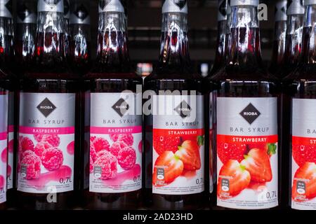 Tyumen, Russia-avg 25, 2019: Prodotti di ipermercato Vendita Rioba sciroppo di bevande in negozio metro cash and carry. Sciroppo per fare cocktail Foto Stock