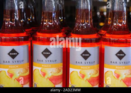 Tyumen, Russia-avg 25, 2019: Prodotti di ipermercato Vendita Rioba sciroppo di bevande in negozio metro cash and carry. Sciroppo per fare cocktail Foto Stock