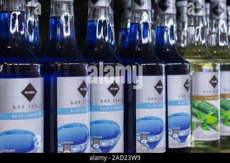 Tyumen, Russia-avg 25, 2019: Prodotti di ipermercato Vendita Rioba sciroppo di bevande in negozio metro cash and carry. Sciroppo per fare cocktail Foto Stock