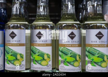 Tyumen, Russia-avg 25, 2019: Prodotti di ipermercato Vendita Rioba sciroppo di bevande in negozio metro cash and carry. Sciroppo per fare cocktail Foto Stock