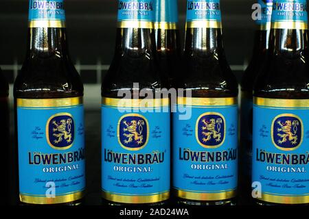 Tyumen, Russia-avg 25, 2019: Lowerbrau birra vende birra presso il negozio Metro cash and carry vendita di alcole Foto Stock