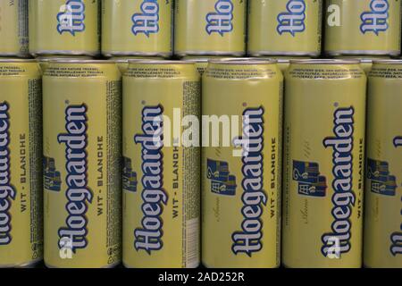 Tyumen, Russia-avg 25, 2019: Hoegaarden birra vende birra nel negozio Metro cash carry Foto Stock