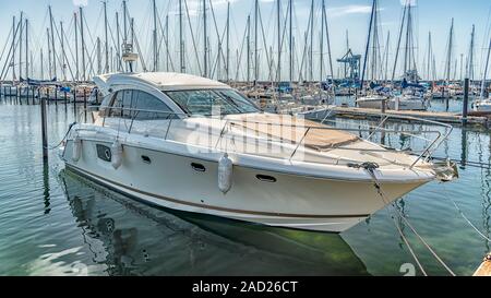 HOGANAS, Svezia - 29 giugno 2019: un lussuoso yacht ormeggiato al porto di Hoganas in Svezia durante l'estate del 2019. Foto Stock