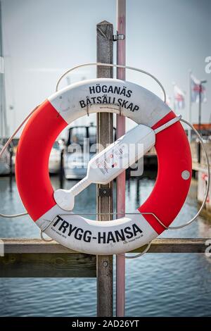 HOGANAS, Svezia - 29 giugno 2019: Un Trygg-Hansa lifebelt a Hoganas Harbour in Svezia. Foto Stock